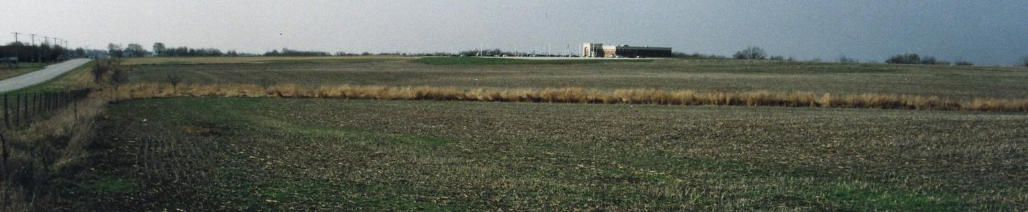 1995年，远处的JWCC校园被玉米地包围
