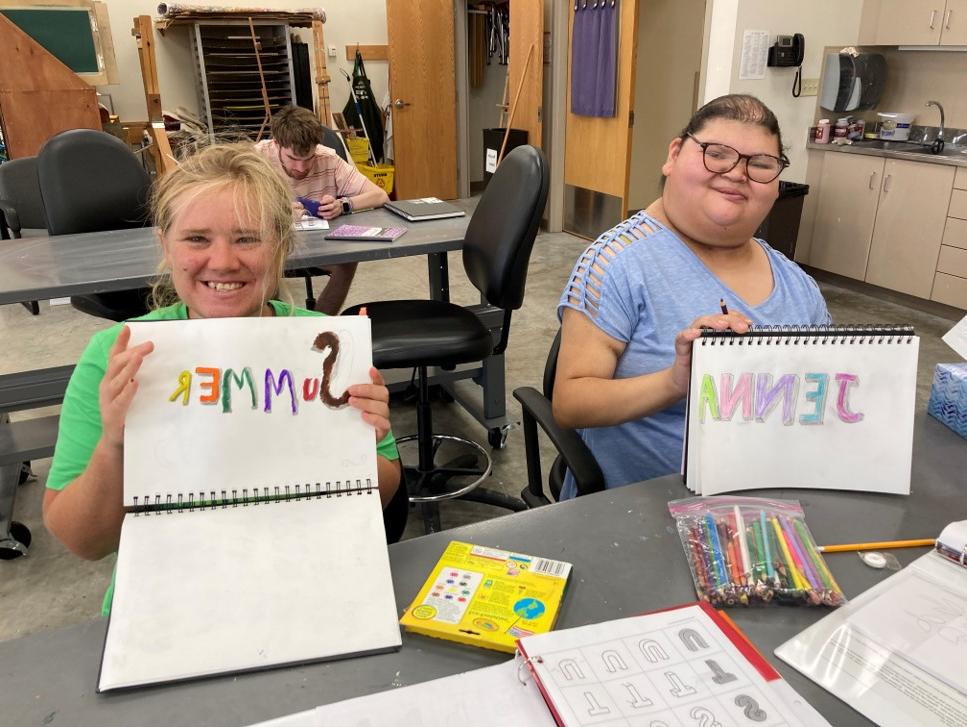 两个CFL学生在美术课上画自己的名字，Jenna和Summer